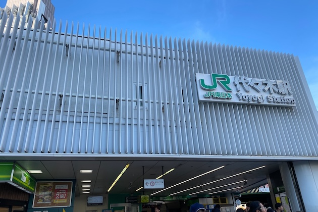 JR代々木駅西口を出ます。