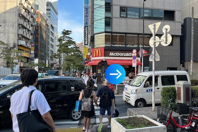 マクドナルド方面に横断歩道を渡り、右に進みます。