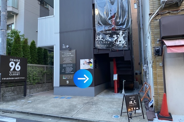 右手の建物1Fに代々木店がございます。