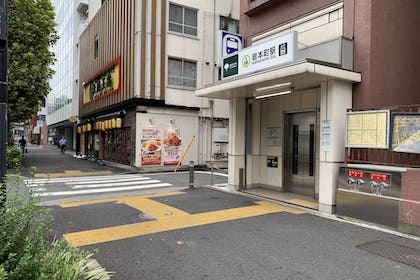 ⑬ 岩本町駅[A6出口]を通り過ぎ、最初の道を右に曲がります