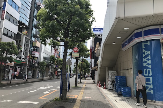 ローソンを右手に直進します