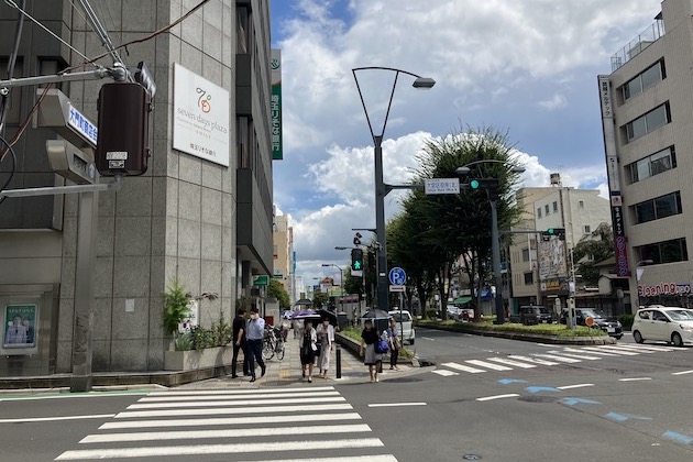 横断歩道をわたり、埼玉りそな銀行を左手に直進します