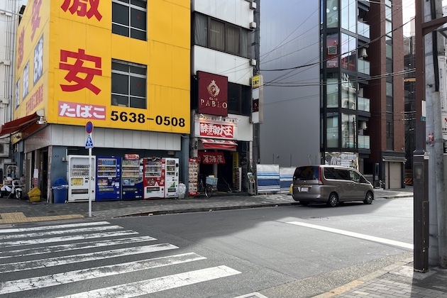 五分利屋（黄色のお店）を正面にみて、右手方向に進みます