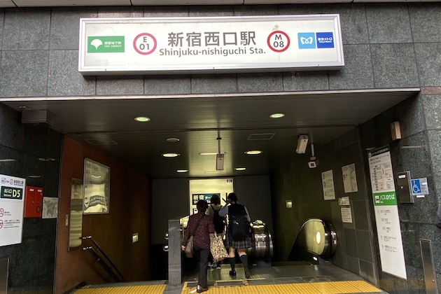 都営大江戸線新宿西口駅D5を出て、右折します