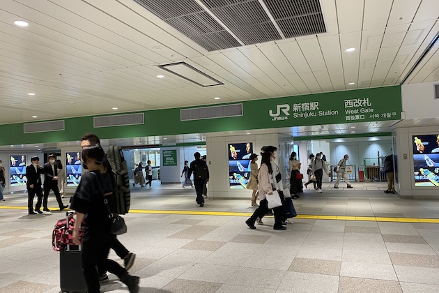 新宿駅西口改札を出て、地上出口へ向かいます