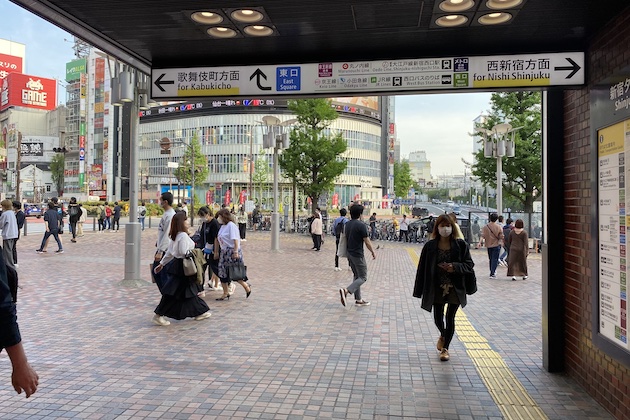 西武新宿駅を背に右折します