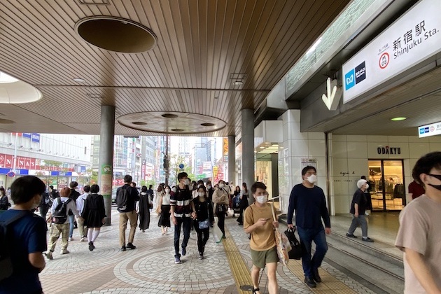 丸ノ内線新宿駅を右手に直進します