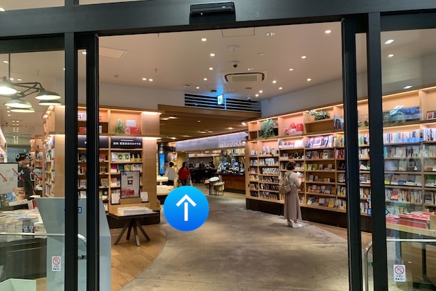 改札口を抜けて蔦屋書店を進みます