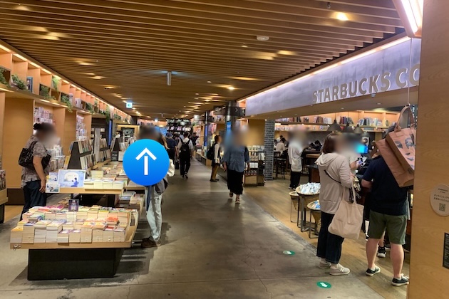 スターバックスを右手に更に直進します