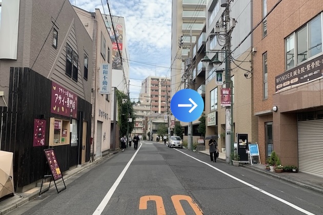 左手にアサイー専門店が見えましたら、正面右手側に当ビルがございます