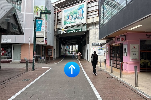改札を出て右方向に進みます