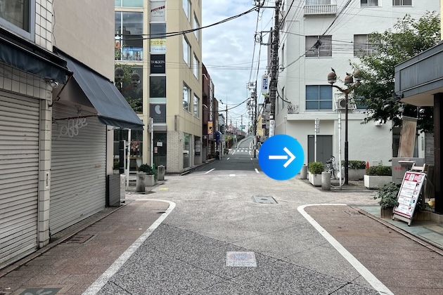 緑道を右手に右折します