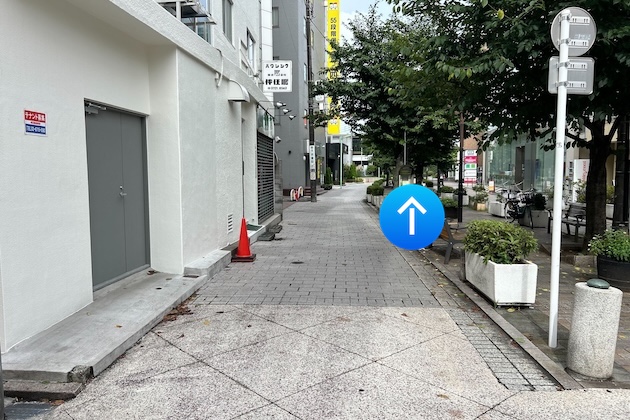道なりに進みます