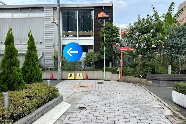 突き当たりを左に進みます