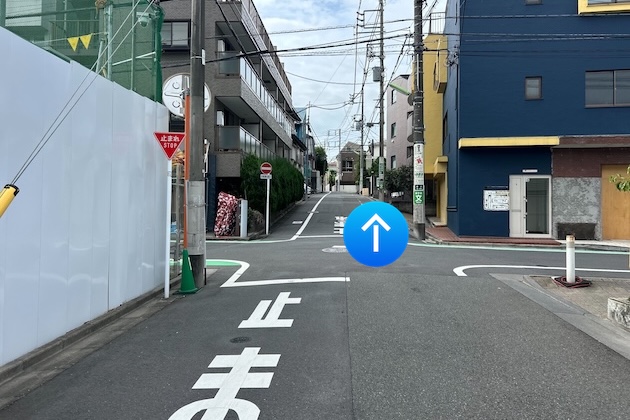 十字路をまっすぐ進みます