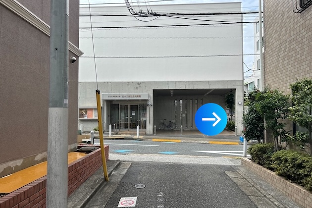 道なりに進み突き当りを右折します