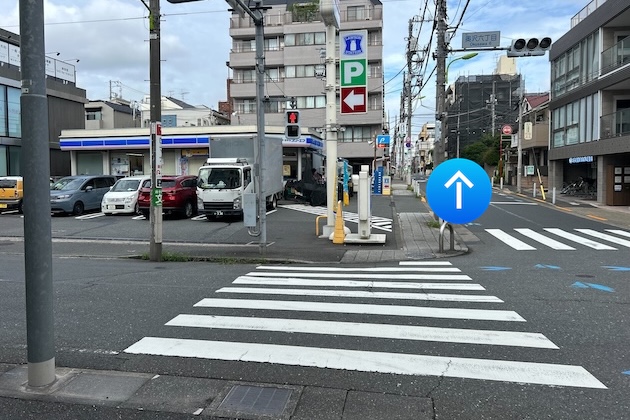 LAWSONを左手に進みます