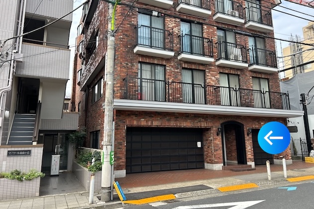 左手のレンガ造りの建物が自由が丘店でございます