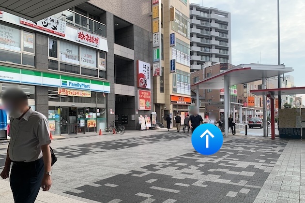 ファミリーマートを左手に更に進みます