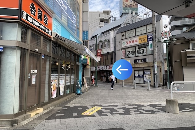 吉野家の前を、奥の路地に向かって左折します