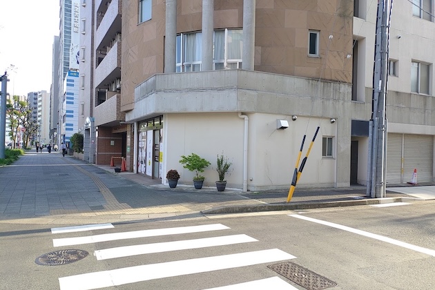 横断歩道を渡ります。