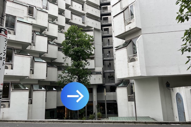 右手に現れる特徴的なデザインのビルにASPI渋谷店がございます
