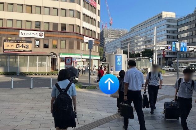 横断歩道を直進します
