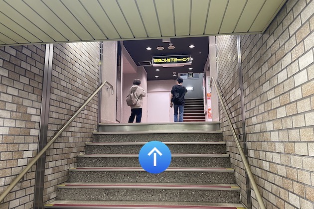 昭和ビル地下街方面に階段を登ります