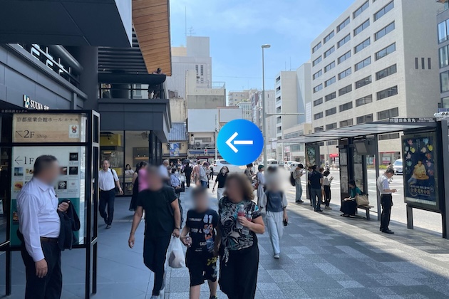 出口を左手に直進し、交差点を左折します