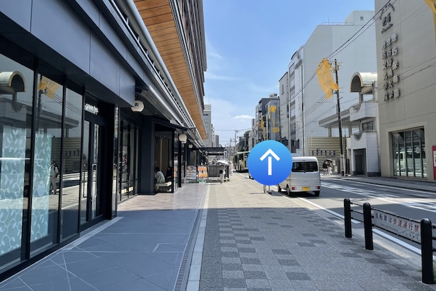 SUINA室町を左手に、そのまま直進します