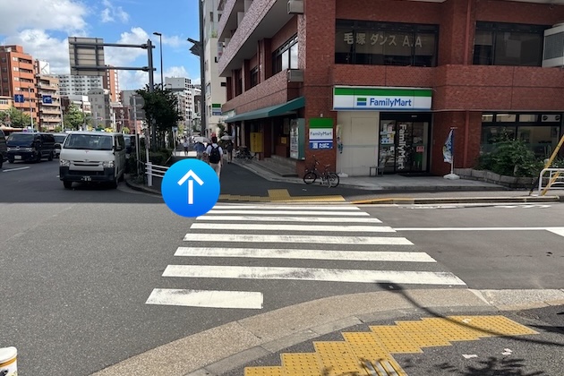1つ目の横断歩道を渡ります