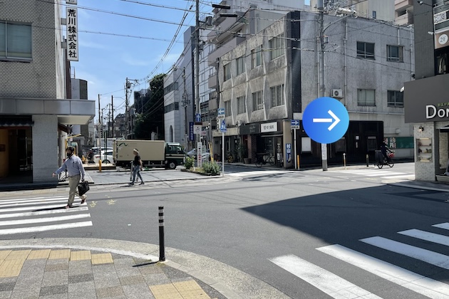 右手に DONBURI DON が見える十字路を右折します
