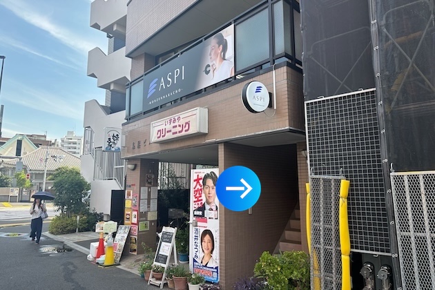 右手に「いずみやクリーニング」が見えましたら、当ビルでございます。右側の階段を上がって2階へお越しください