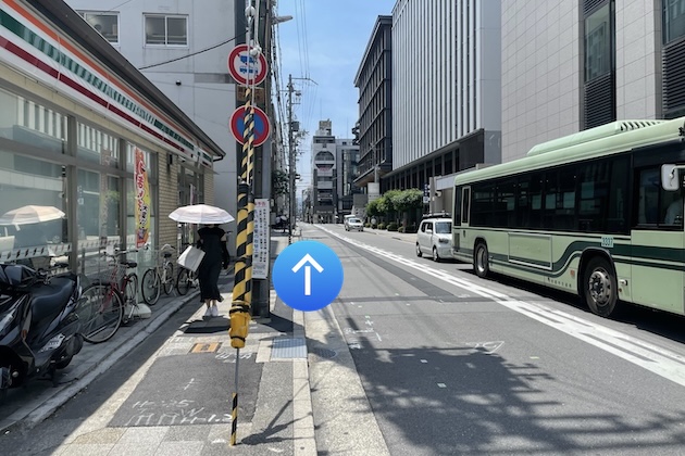 セブンイレブンを左手に直進します