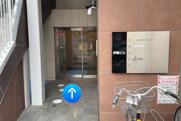 左側にございます入口より、エレベーターで4階へお上がりください ※入口は常時開放しておりますので、インターホンは押さずにお入りください