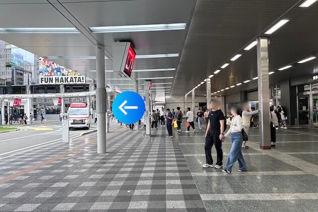 突き当りまで進み、横断歩道を左折します