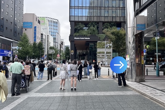 都ホテル博多の手前の交差点を渡らずに、右折します