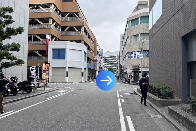 ESP科学研究所が角にある十字路を右折します