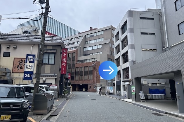 十徳やの手前、右手側の5階建てビルにASPI博多店がございます