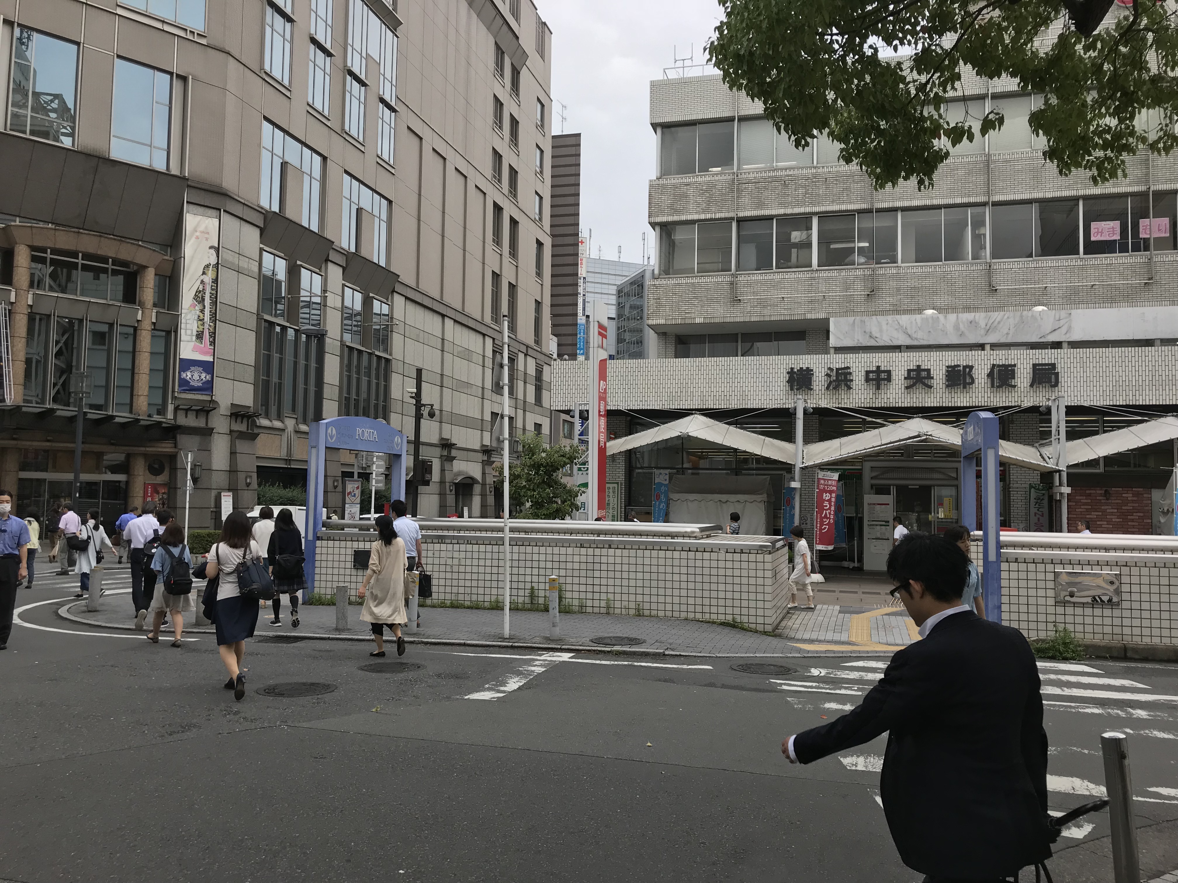 横浜中央郵便局を右手に、直進します。